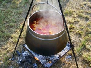 cauldron-with-goulash-g7a1529540_1280